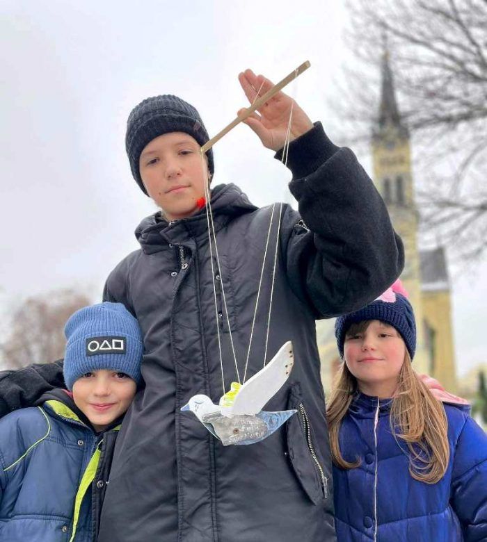 Ukrainian children presented the Pope with a pigeon with a wounded wing - фото 105065