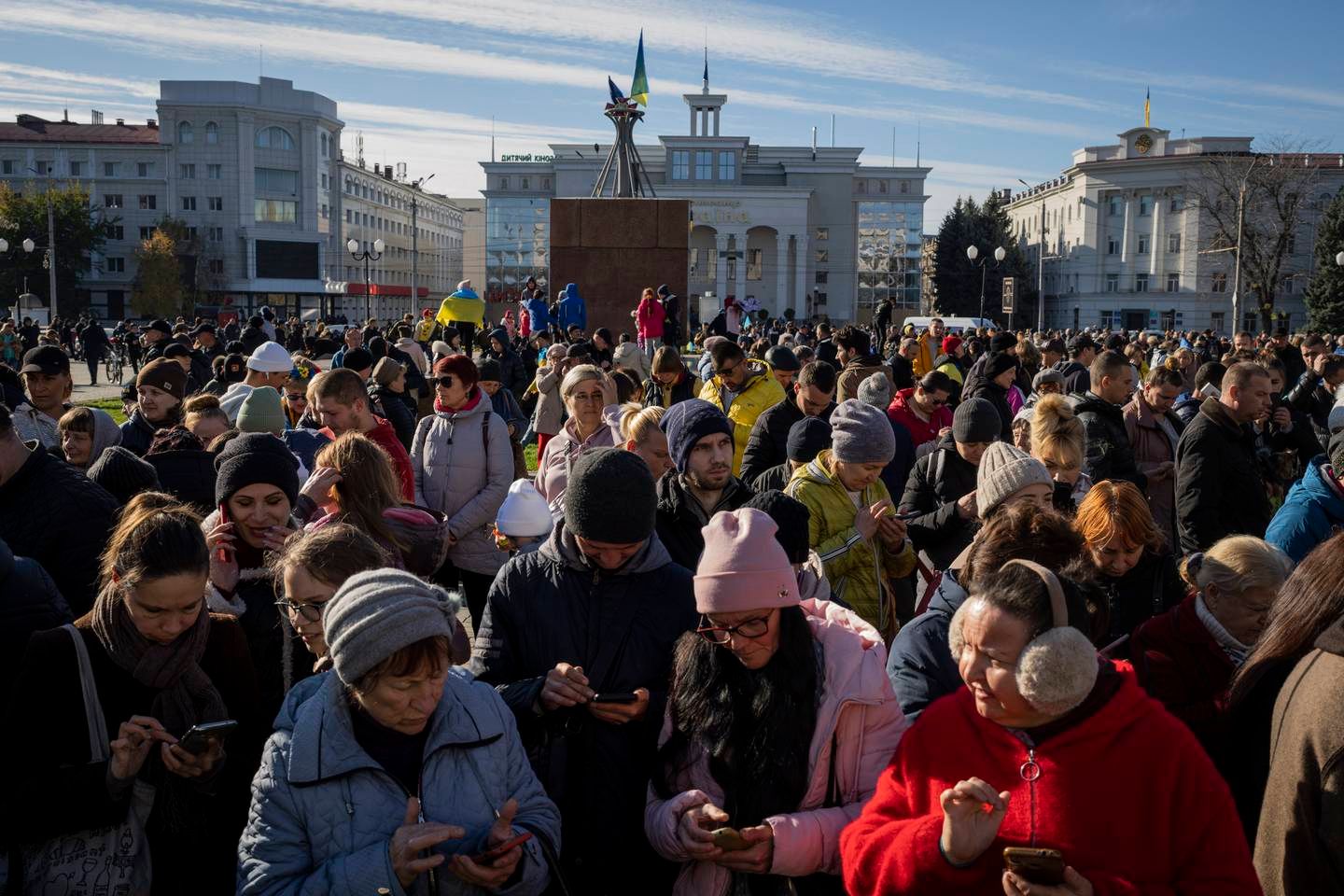 Мешканці збираються біля точки доступу до Інтернету на площі Свободи у звільненому Херсоні - фото 105197