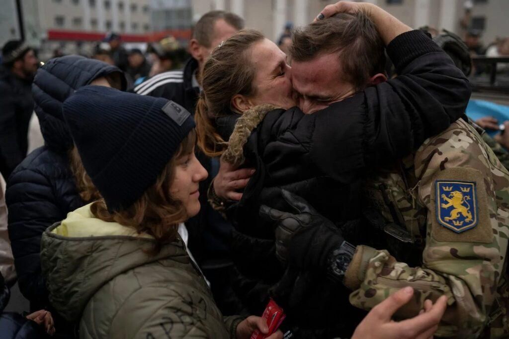 Українські мирні жителі та військові радіють звільненню Херсона - фото 105198