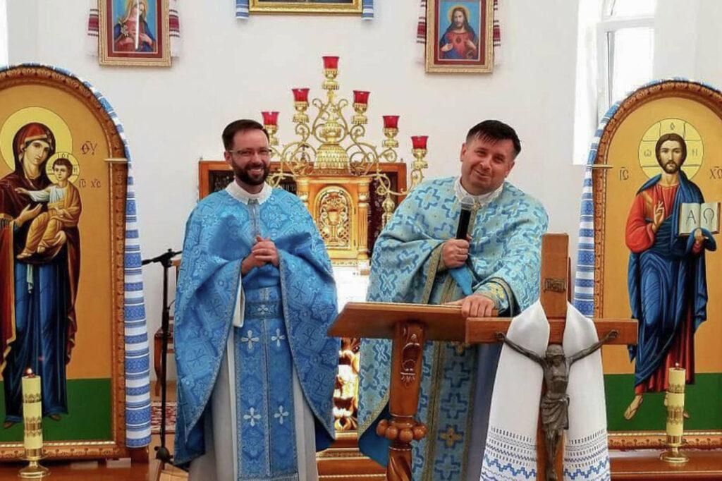 Отець Ігнатій Москалюк та отець Василь Барчук у Зміївці, вересень 2022 року - фото 105203