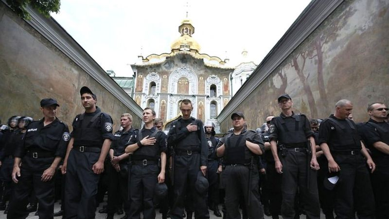 Июнь 2014-го. Правоохранители напротив пикета у Киево-Печерской лавры  - фото 105717