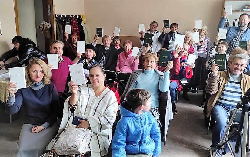 Завдяки проекту «Біблія для України» понад 40 тисяч Біблій доставлено українцям - фото 105816