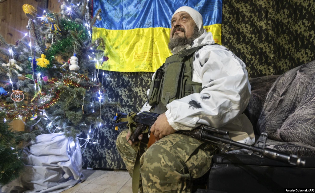 Український військовослужбовець відпочиває біля лінії фронту неподалік від окупованого Донецька (архівне фото) - фото 105991