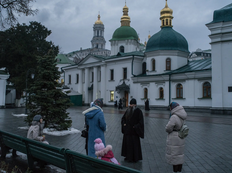 Outside the Monastery of the Caves on Saturday. The Ukrainian crackdown on the Russian church has elicited howls of protest from both the church and from Moscow, which call it an assault on religious freedom. - фото 106014