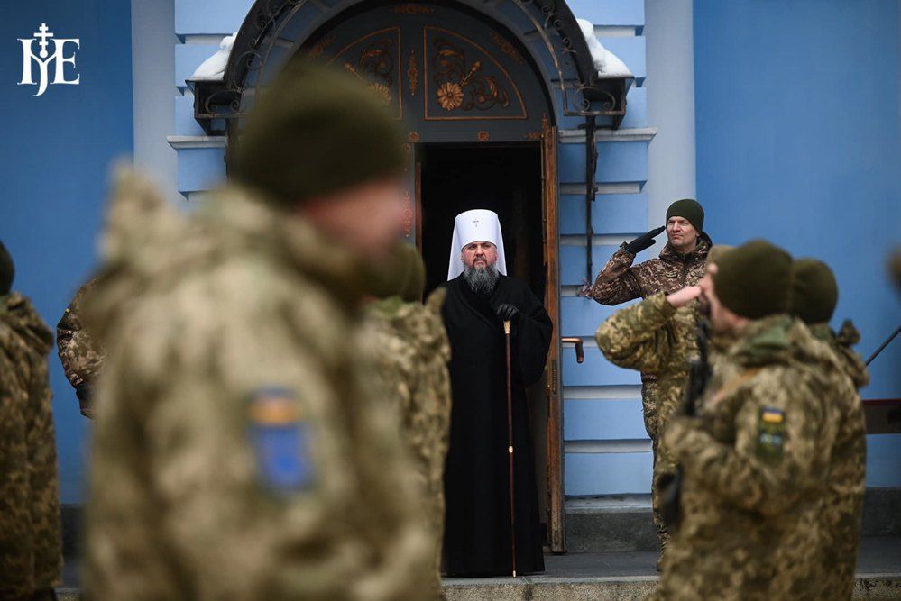  Митрополит Епіфаній благословив бойові прапори військових частин Сил ТрО ЗСУ та побажав Божої допомоги кожному українському захиснику. - фото 106305