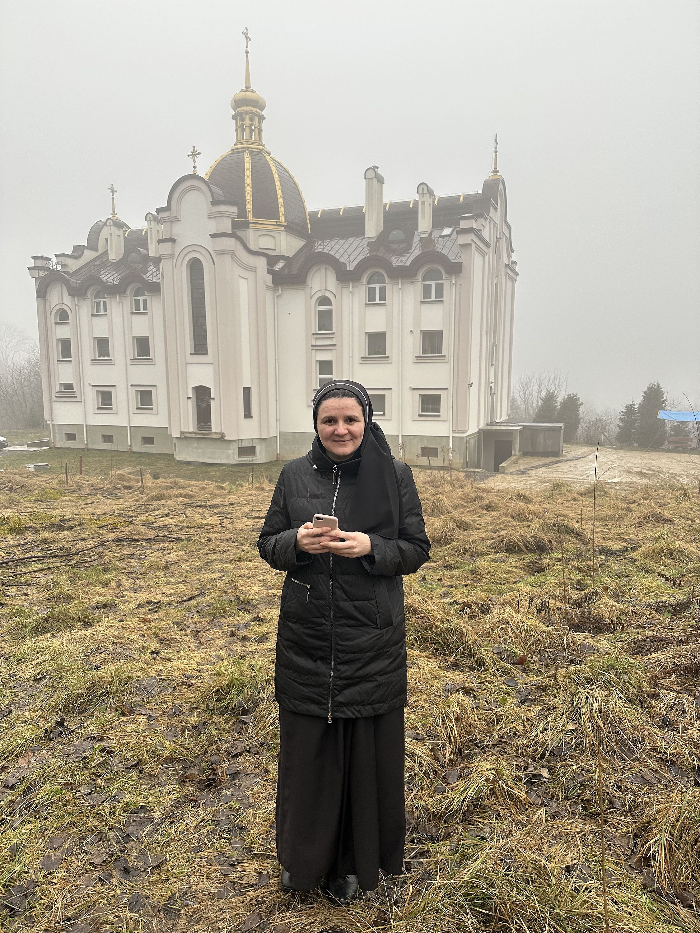 Монастир сестер-йосафаток розташований на мальовничому Знесінні у Львові. Але красу довкола важко побачити за такої погоди - фото 107159
