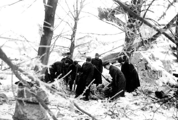 Угорські солдати шукають скарби під руїнами храму 1942 рік.  - фото 107198