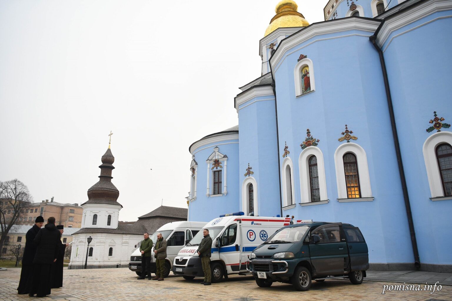 Митрополит Епифаний освятил и передал автомобиль для защитников Украины - фото 107325