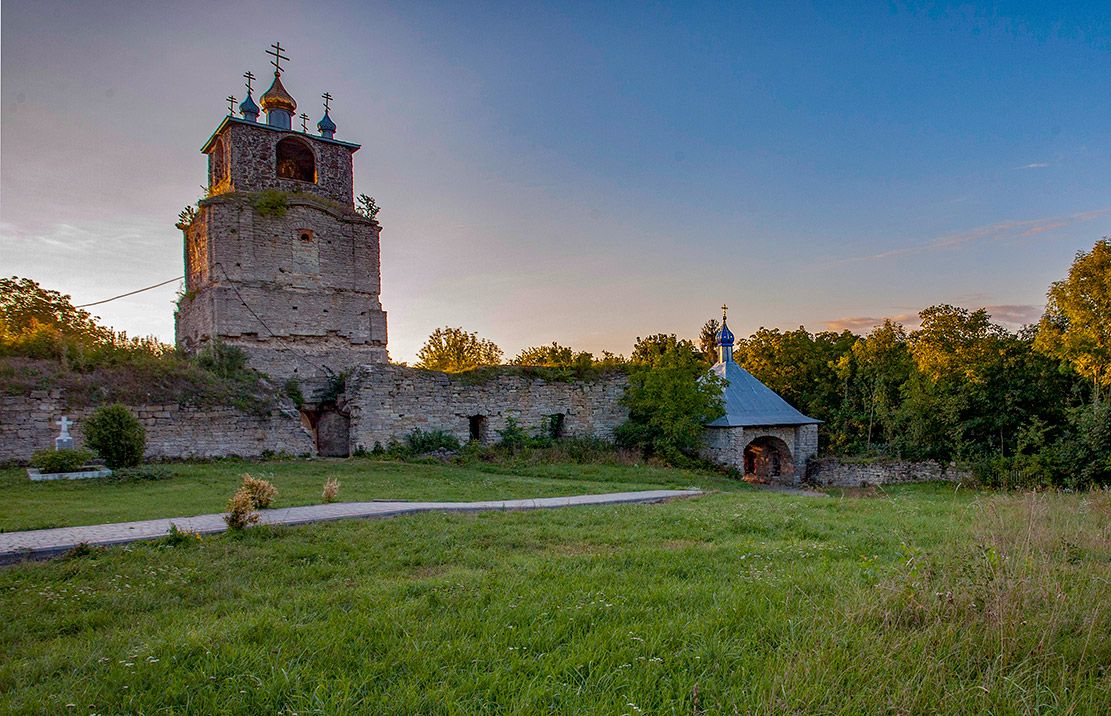 Менш ніж за десяток кілометрів від Красного стоїть Троїцький монастир.  - фото 107715
