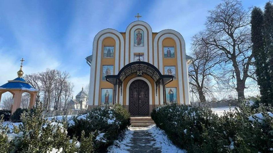 Єпископ ПЦУ відправив Богослужіння в Угорницькому монастирі, який належав УПЦ МП - фото 108639