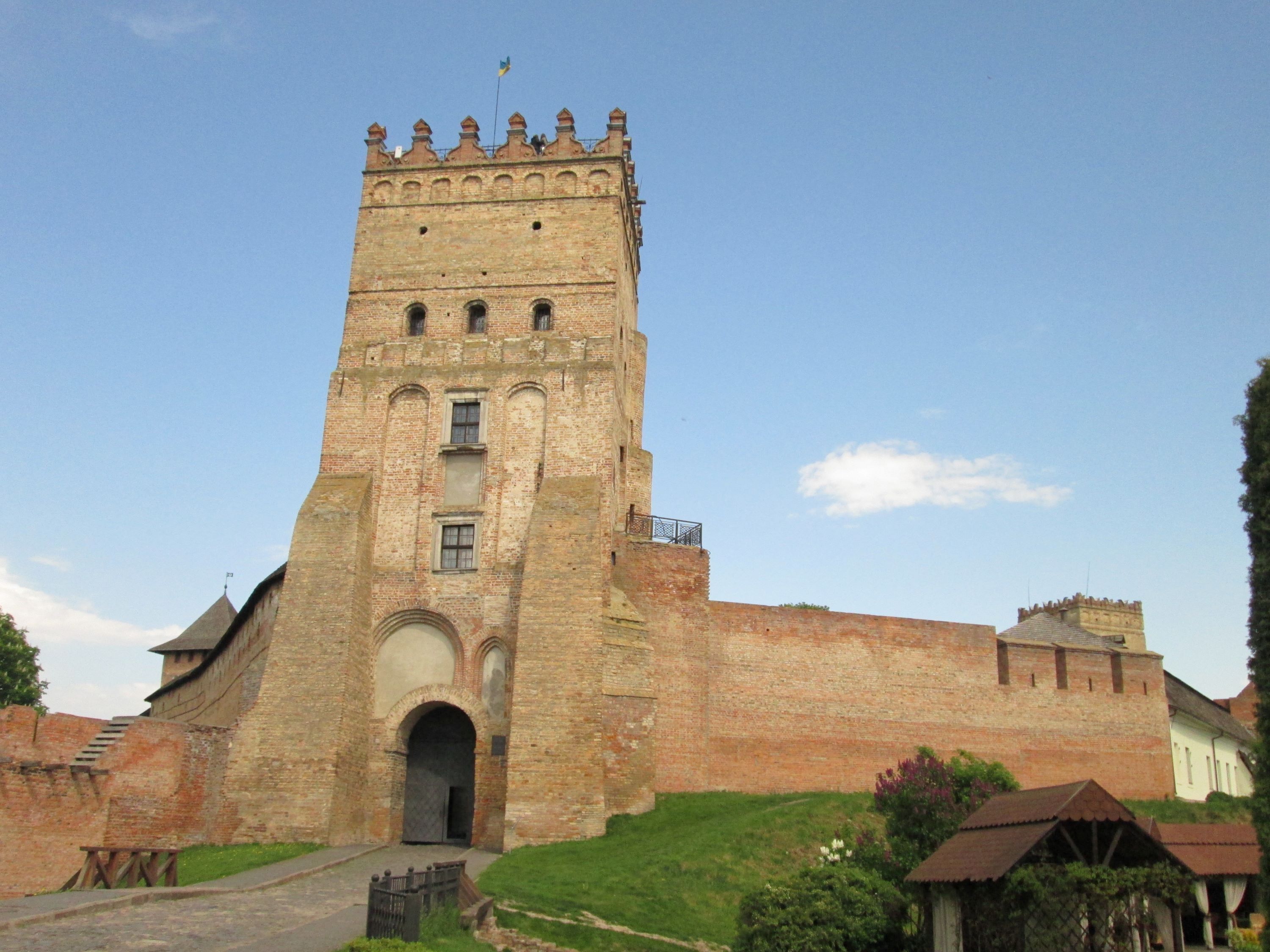 Луцький верхній замок – не тільки фортеця, а й місце, в якому стояв катедральний собор Луцько-Острозької єпархії. На задньому плані зліва видніє Владича вежа - фото 108856