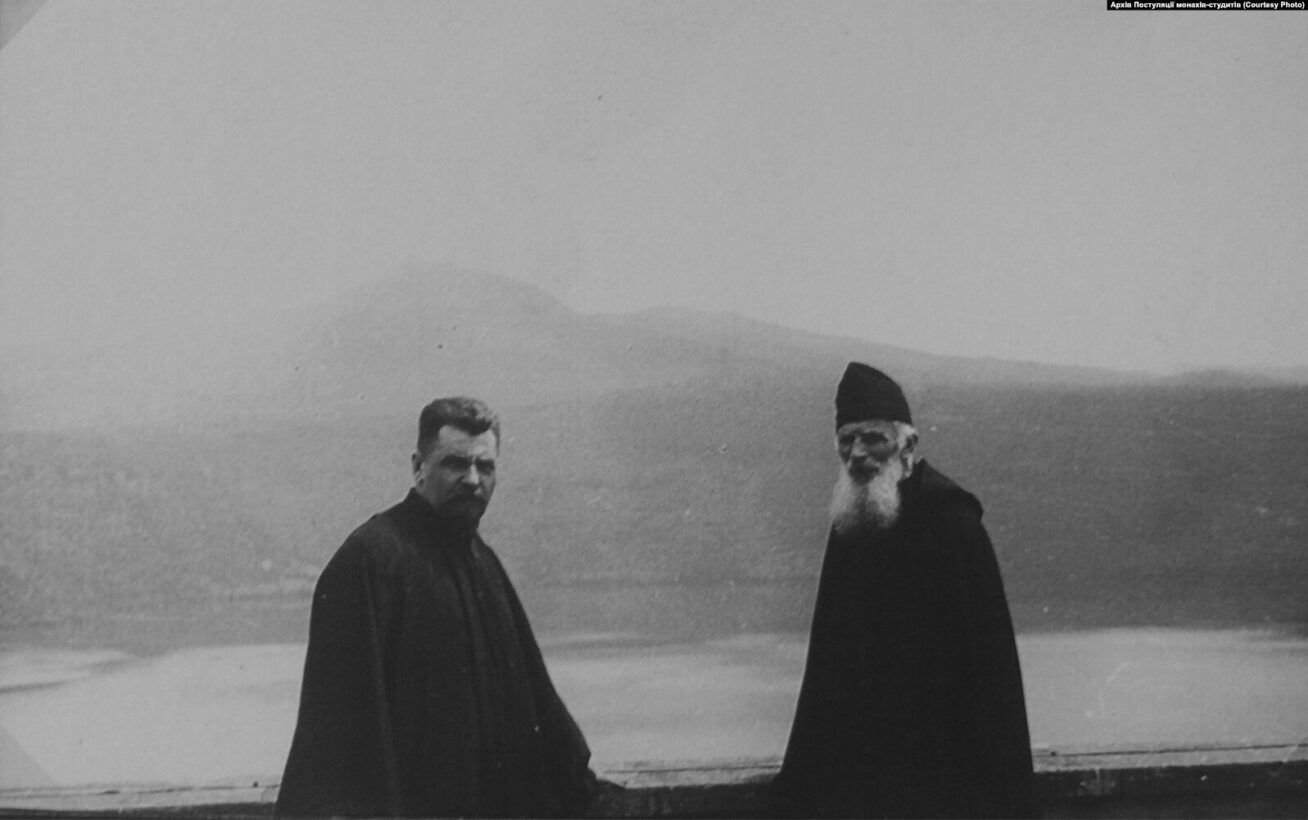 Йосиф Сліпий (ліворуч) і Климентій Шептицький під час візиту до Італії біля озера Альбано, 1939 рік - фото 108949