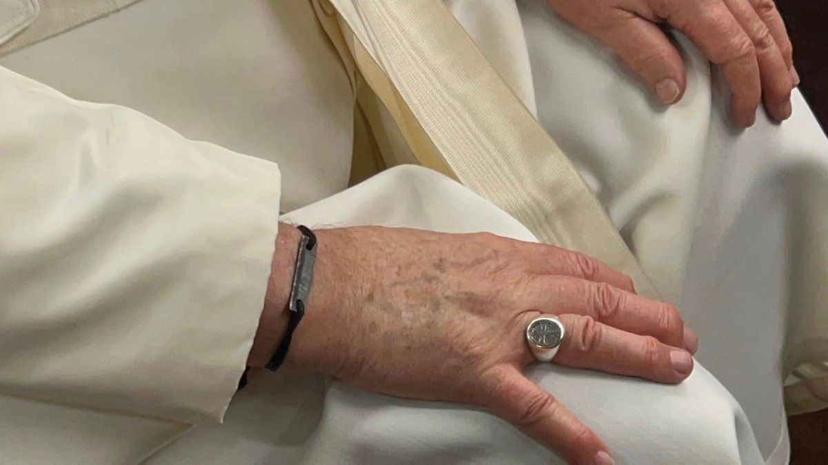 Pope puts on an 'Azovstal' bracelet - фото 109521