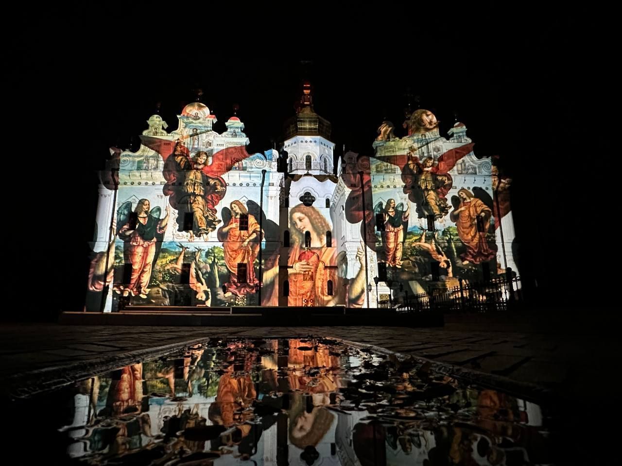 Успенський собор Києво-Печерської лаври вкрили світловими зображеннями - фото 109601