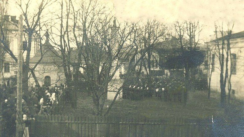 Колона Божої Матері та каплиця праворуч, зруйновані в 60-ті роки ХХ століття. Фото 1920-х рр.  - фото 109695