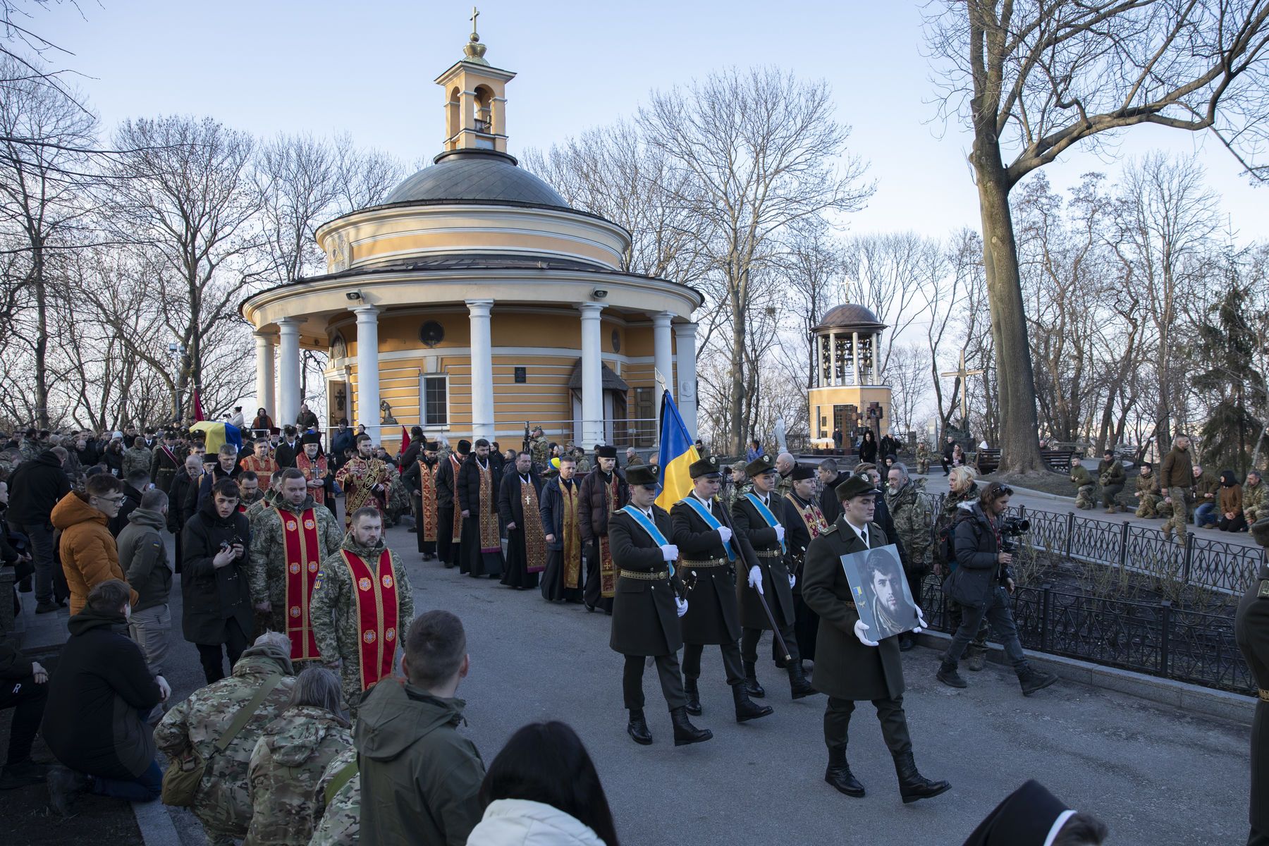 Чин похорону Героя України Дмитра Коцюбайла  очолив єпископ-помічник Київської архиєпархії УГКЦ Йосиф Мілян - фото 110211