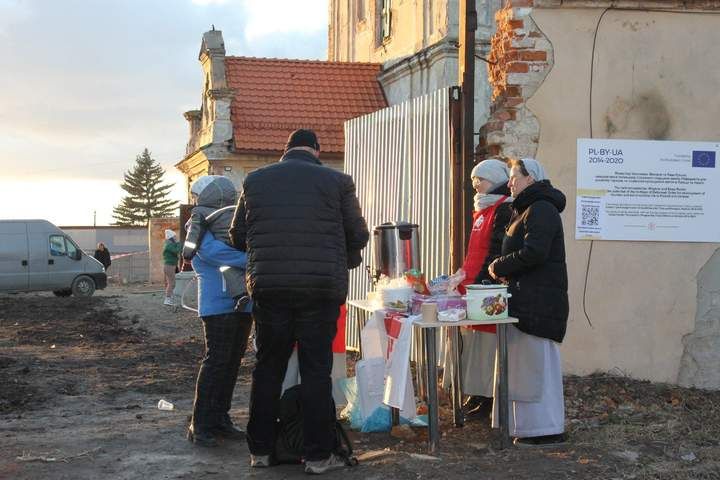 Під час реставрації монастиря благодійні організації роздавали їжу для біженців, які стояли на кордоні - фото 110228