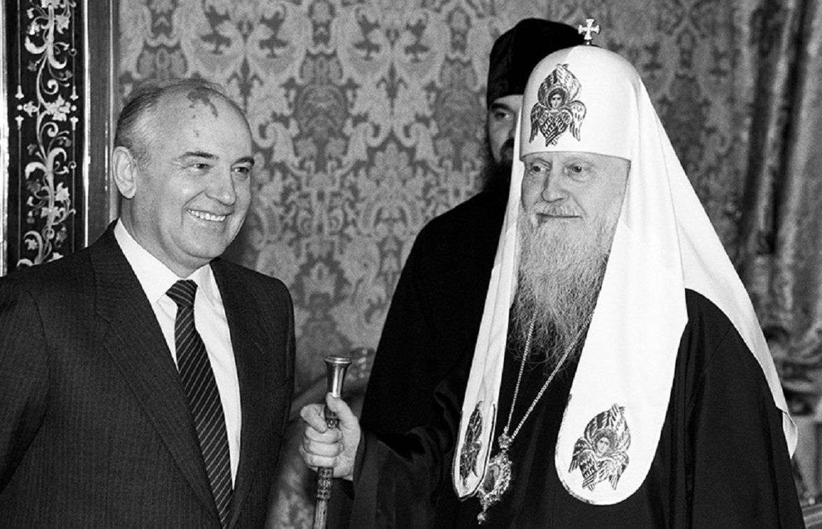 29 квітня 1988 року Горбачов зустрівся з патріархом Пименом і членами Священного синоду РПЦ - фото 110457