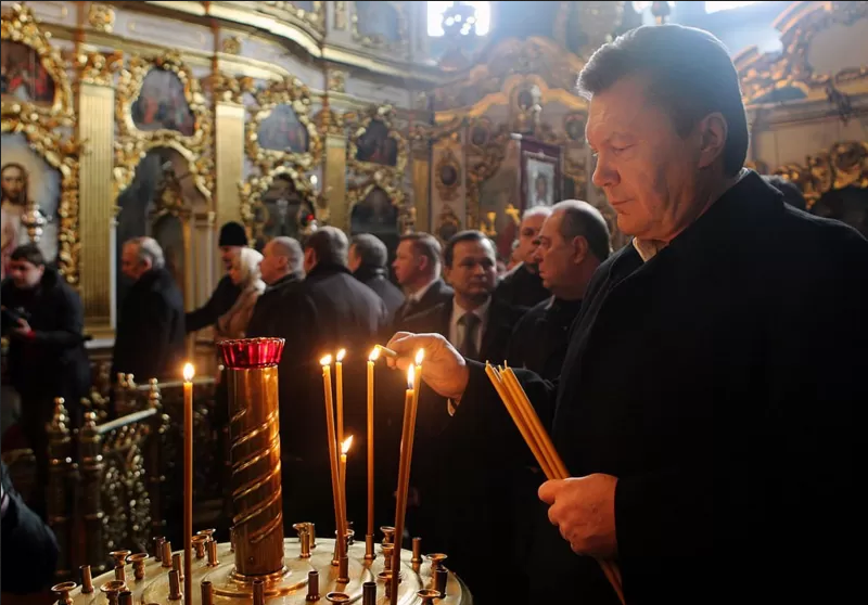 Частину Києво-Печерської лаври передали у безоплатну оренду Українській православній церкві у липні 2013 року під час президентства Віктора Януковича, який вважався ревним вірянином УПЦ - фото 111246
