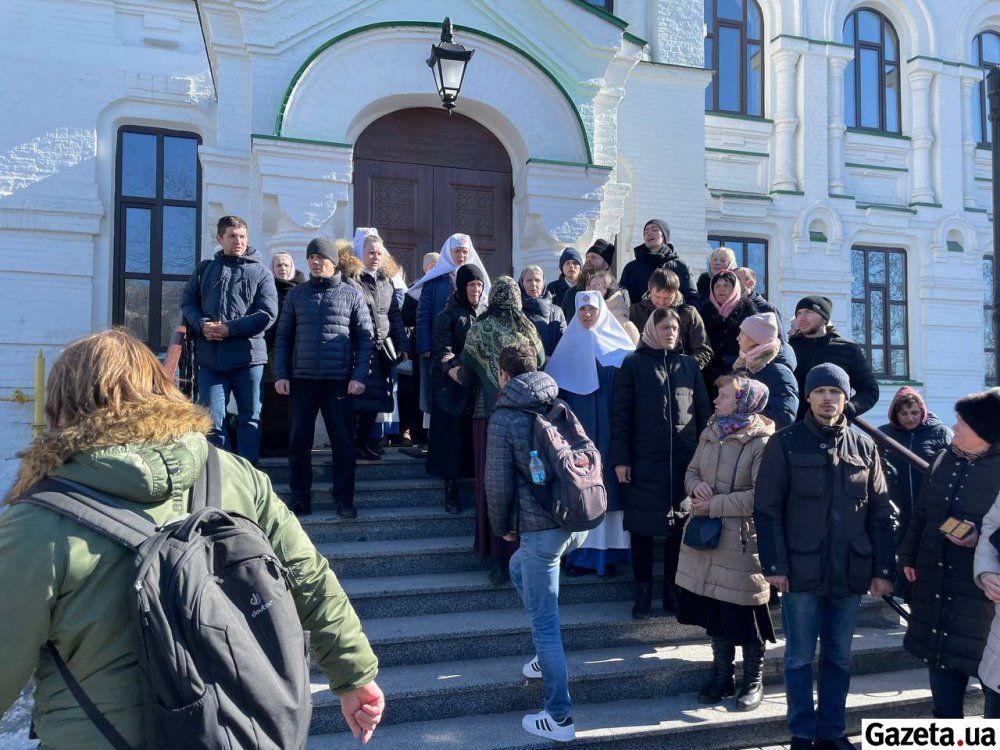 Сторонники УПЦ МП не пускают в Киево-Печерскую лавру министерскую комиссию - фото 111348