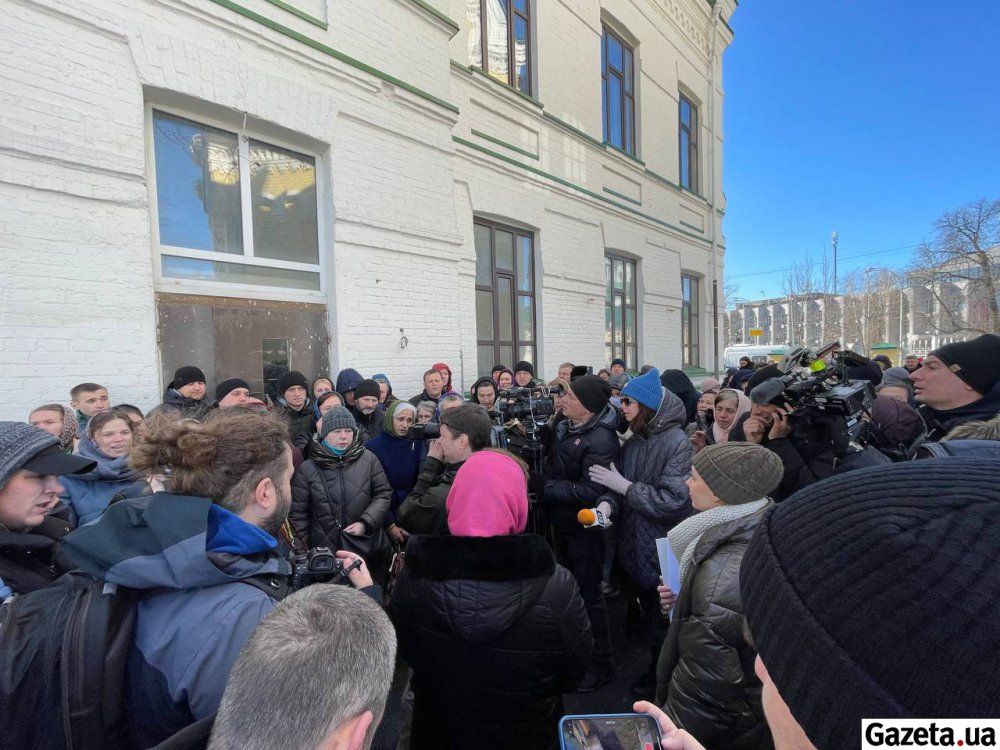 Сторонники УПЦ МП не пускают в Киево-Печерскую лавру министерскую комиссию - фото 111349