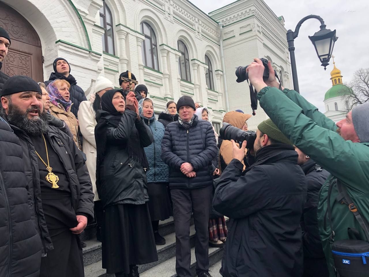 Прихильники Московського Патріархату знову блокують роботу комісії Мінкульту у лаврі - фото 111431