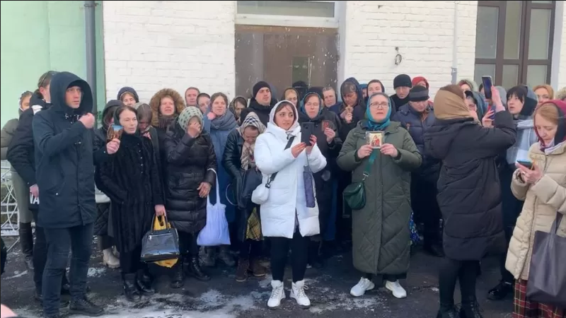 Натовп вірян на чолі з активісткою Вікторією Коханівською, яка була серед лідерів блокування - фото 111526