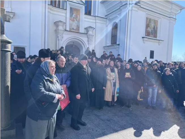 UOC MP supporters block the entrance to a church of the Lavra, preventing entrance of the state commission. - фото 111646