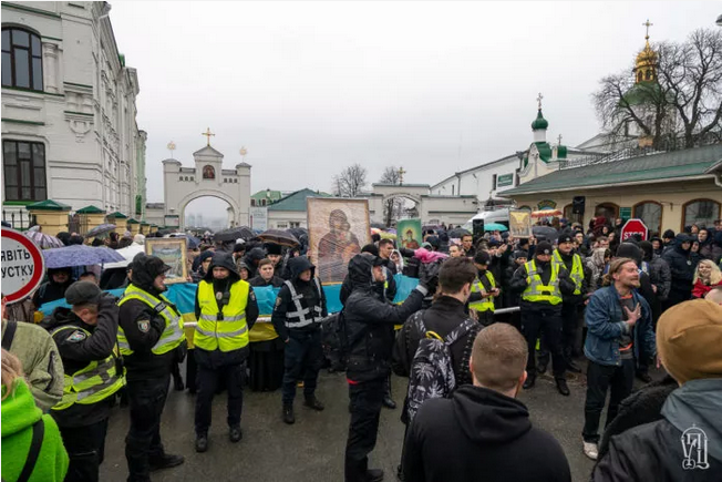 Scuffles at the Kyiv Pechersk Lavra, as UOC MP supporters came to support their church’s defiance of the eviction order from the monastery, and UOC MP opponents demanded it leave. - фото 111657