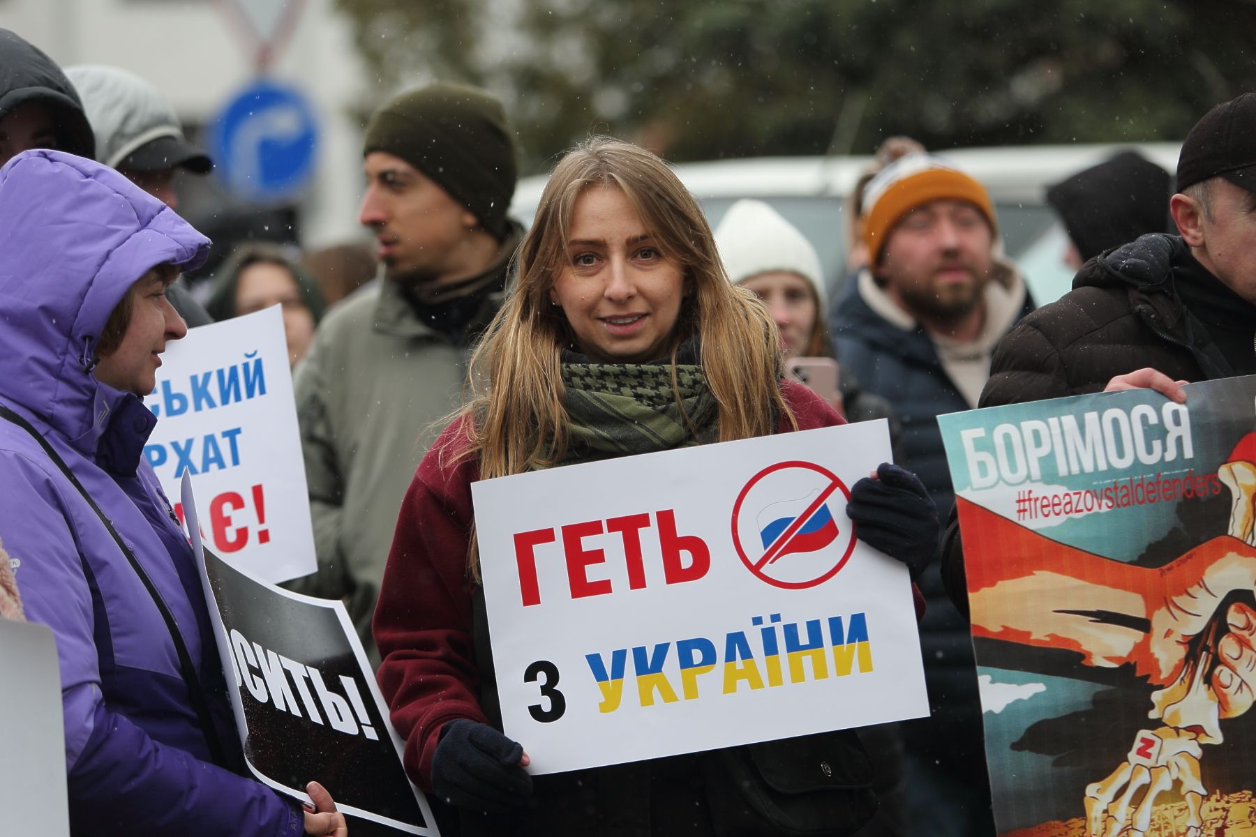 «Московські попи – спонсори війни»: у Тернополі кілька сотень людей вийшли на протест проти УПЦ МП - фото 111910