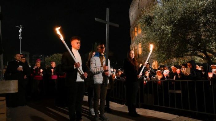 В Ватикане хотели «соединить» во время Крестного пути мальчиков из Украины и России, однако в последний момент передумали - фото 112066