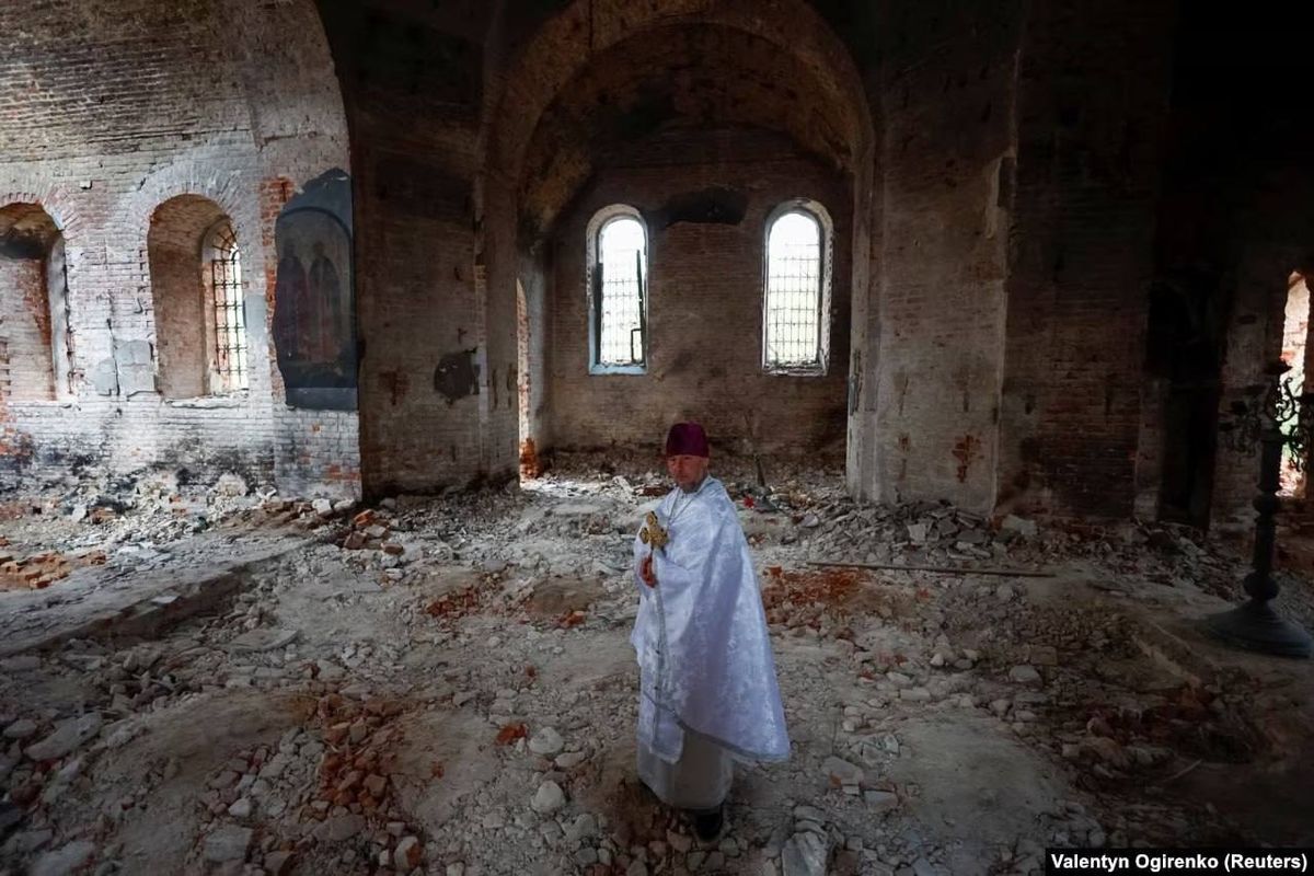 Photos of Ukrainians celebrating Easter in a church destroyed by Russia go viral - фото 112696