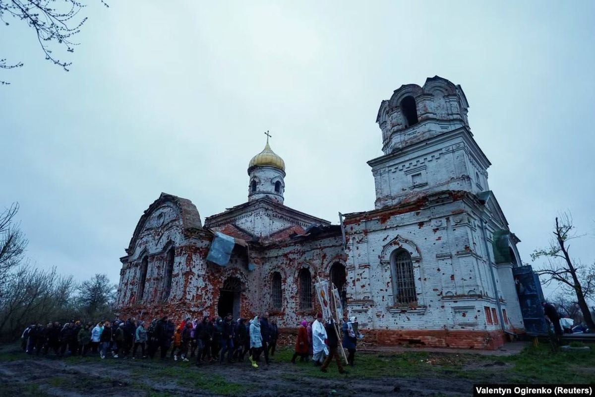 Сеть облетели фото с украинцами, которые святили пасху в сожженной Россией церкви - фото 112697