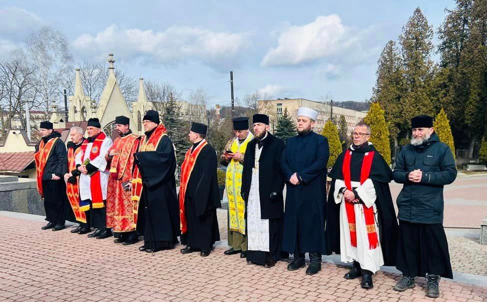 Спільне з християнськими священнослужителями вшанування нових Героїв України - фото 112841