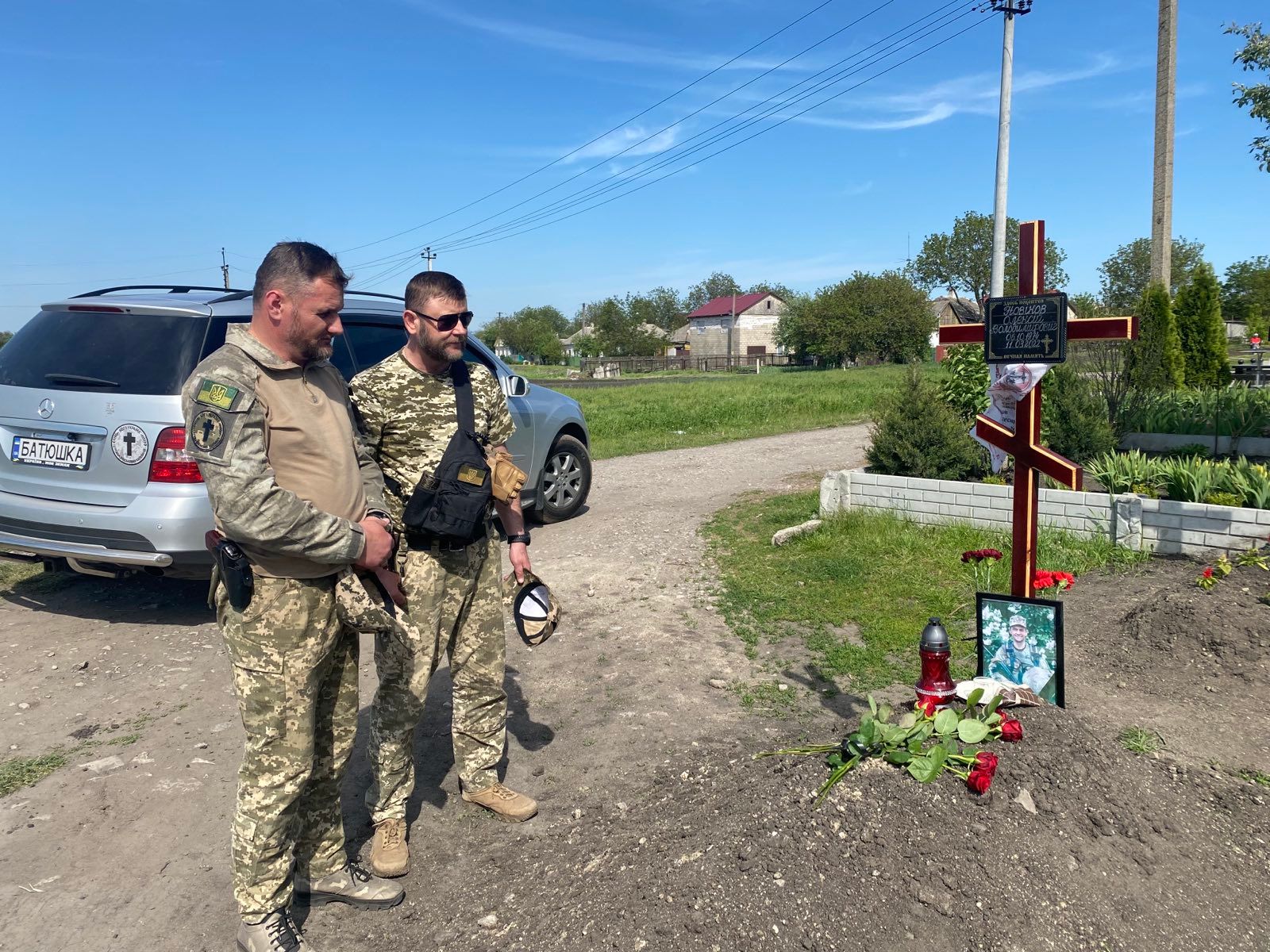 Pastor Sergei R. and his brother mourn the loss of the commanding officer of the unit of soldiers under their care - фото 113652