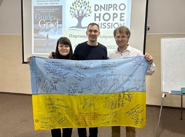 Misha and his wife, Tanya, presented the DHM team with a flag that had been signed by medical staff, chaplains and troops of a Ukrainian army unit from Dnipro - фото 113656