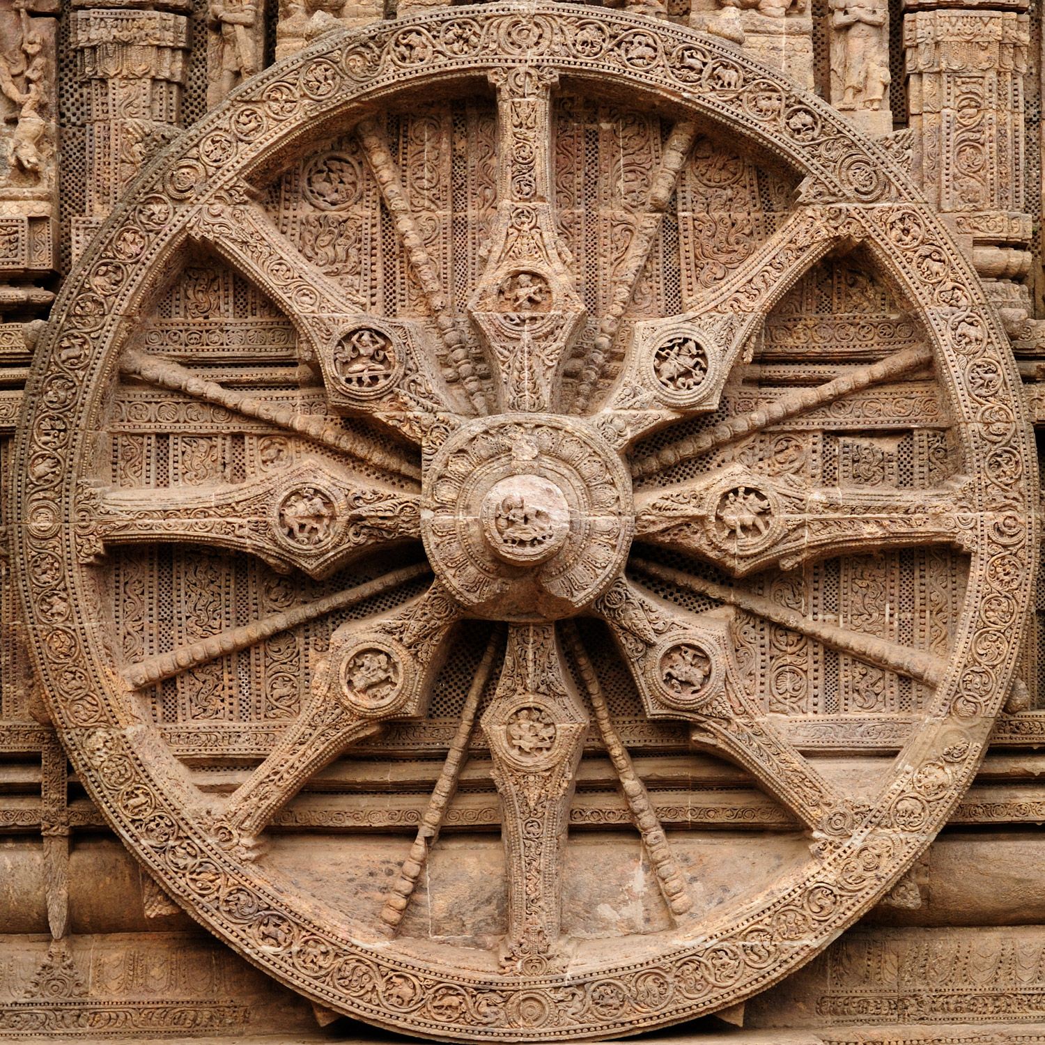 Елемент колісниці храму Сонця в Конарку (13 ст.), штат Одіша, Індія. - фото 114898
