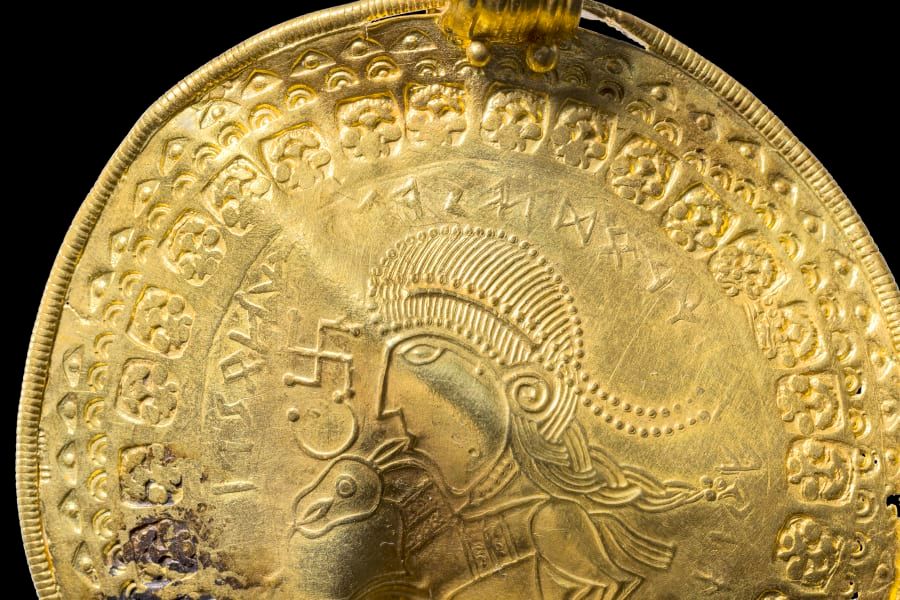 Золотий медальйон (брактеат) 5 ст., Національний музей Данії. Напис рунами (попередньо): 'Джаґа. Муж Одіна'  - фото 114900