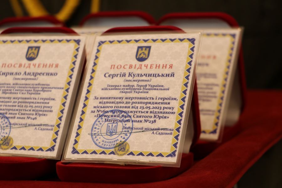 У Львові  родичів загиблих військових нагородили «Почесним знаком святого Юрія» - фото 115202