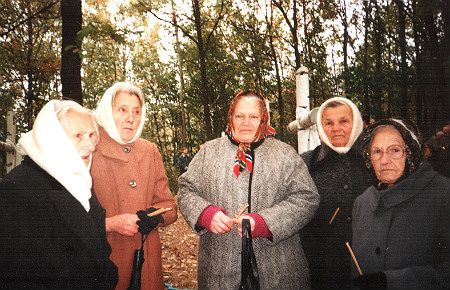 Марія Антонюк (крайня праворуч) з бойовими подругами на могилі повстанців у колишньому штабі УПА - фото 115213