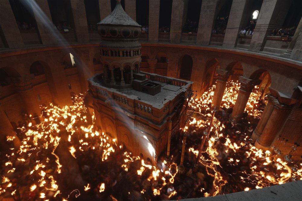 Православні християни під час церемонії сходження благодатного вогню в Храмі Гробу Господнього в Єрусалимі, 15 квітня 2023 року. - фото 115220