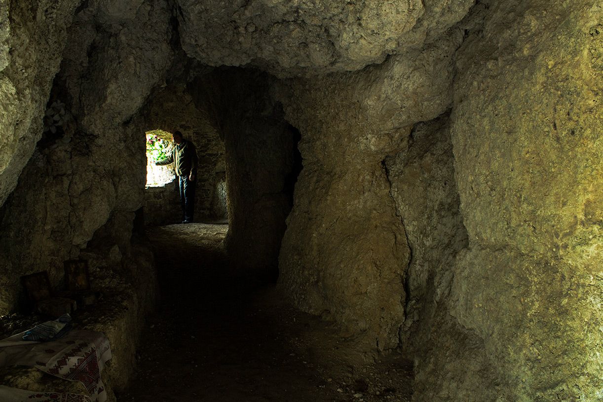 Частково рукотворна печера монастиря біля Сатанова - фото 115498