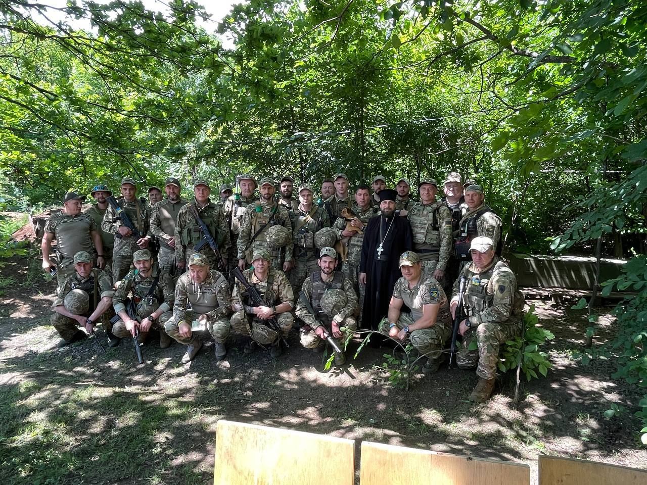 Наместник Киево-Печерской лавры ПЦУ побывал на боевых позициях ВСУ - фото 115574