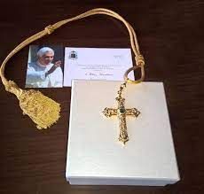 У Німеччині викрали наперсний хрест Папи Бенедикта XVI - фото 116424