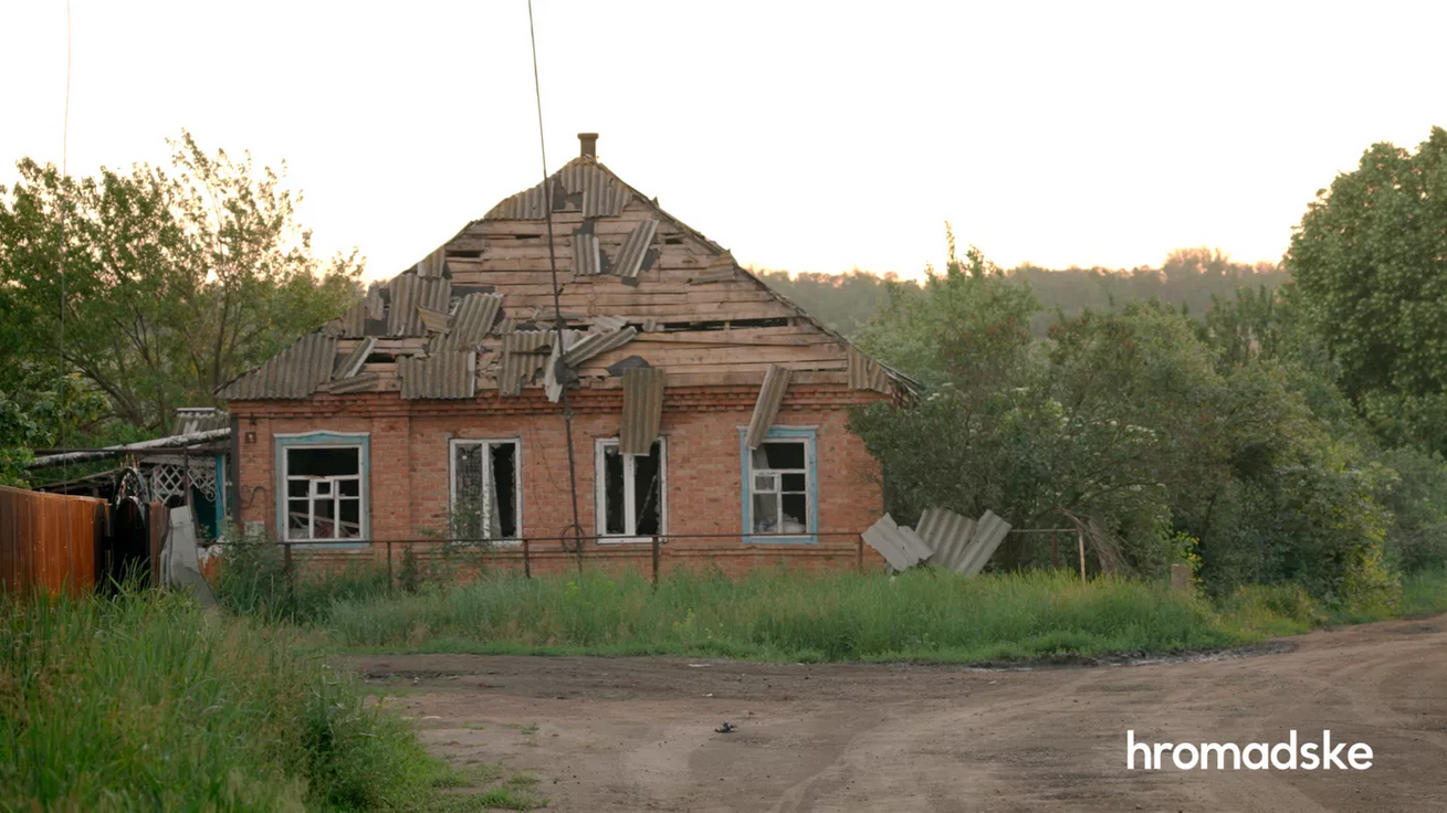 Зруйновані російськими окупантами будинки в селі Званівка на Донеччині   - фото 116877