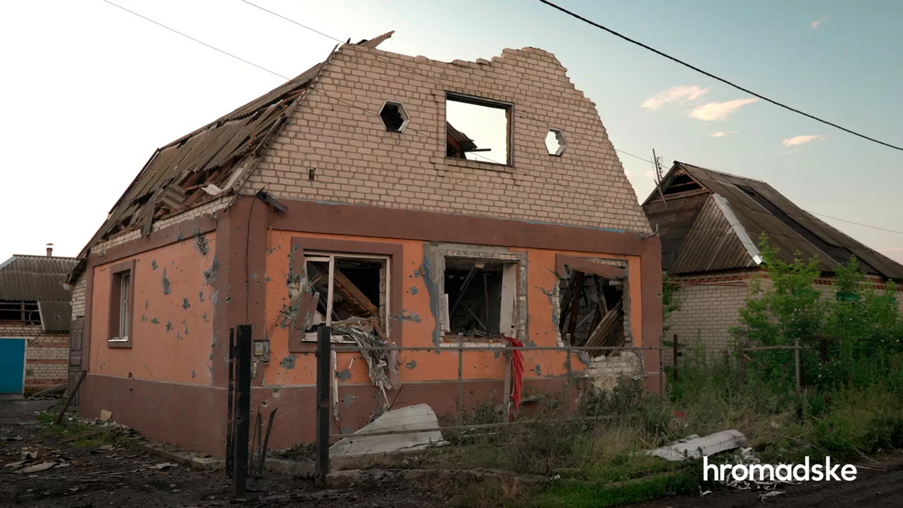 Зруйновані російськими окупантами будинки в селі Званівка на Донеччині   - фото 116878