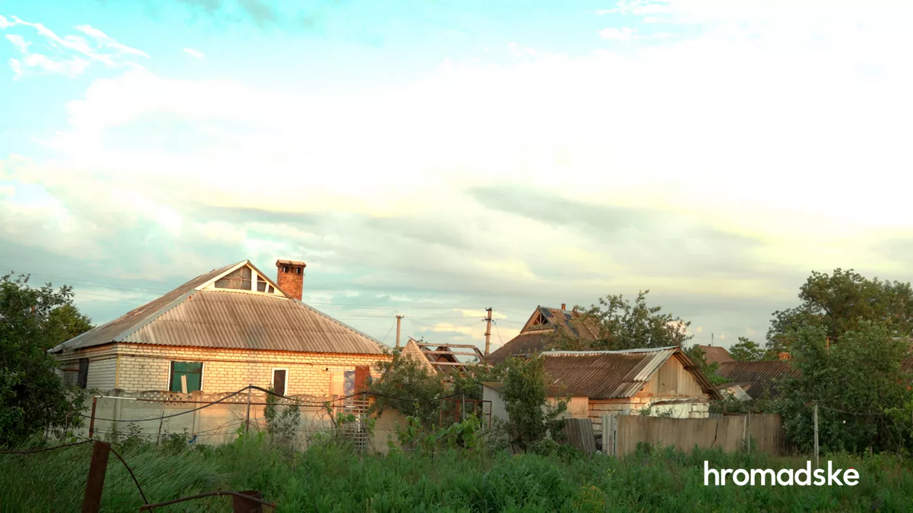 Посічені стіни будинків у селі Званівка на Донеччині   - фото 116879