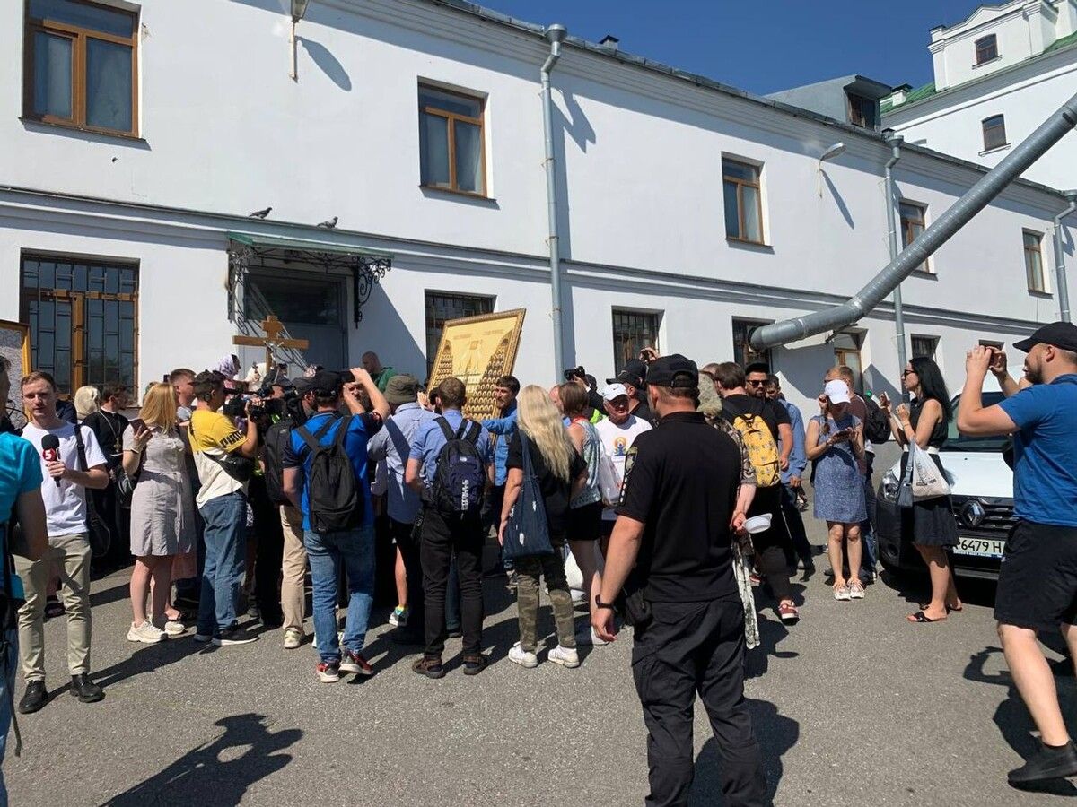 Активисты УПЦ МП не впустили комиссию Минкульта в лавру - фото 117128