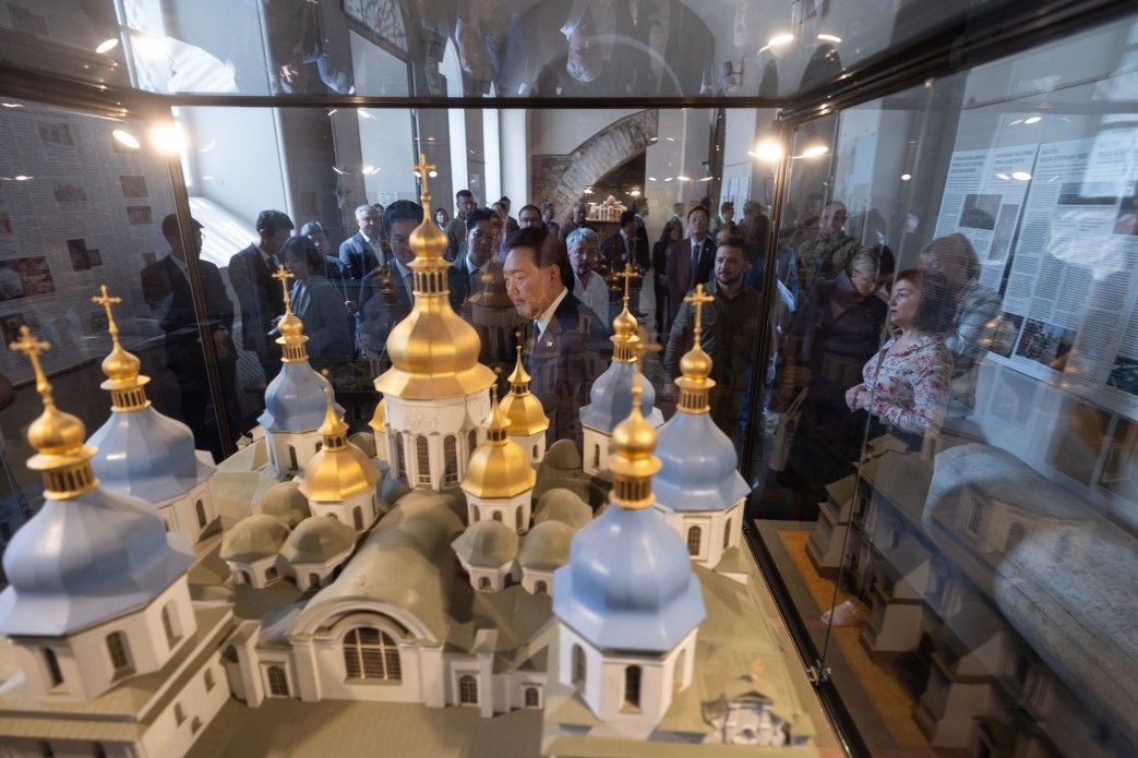 Президенты и первые леди Украины и Республики Корея посетили Софийский собор в Киеве - фото 117747