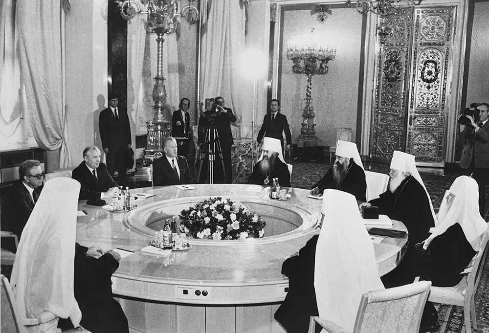 'Higher ranks of the Russian Orthodox Church meeting with General Secretary Mikhail Gorbachev, 1988. - фото 118428